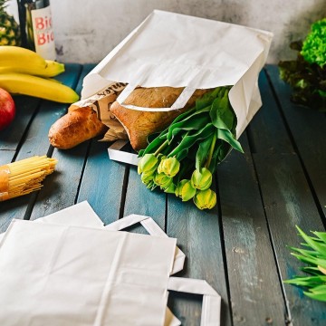 Бумажные пакеты белого цвета для доставки продуктов из магазина
