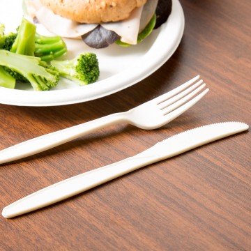 Disposable cutlery eco-friendly. Disposable knives bio-based.