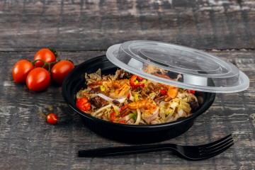 Disposable Take Away containers for hot food with clear round plastic lids 